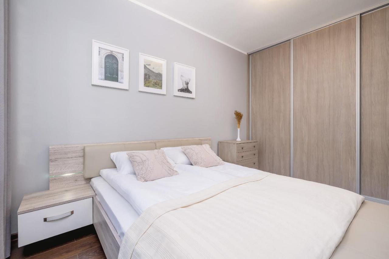 Stylish Korfantego Apartment Next To Spodek By Noclegi Renters Katowice Buitenkant foto